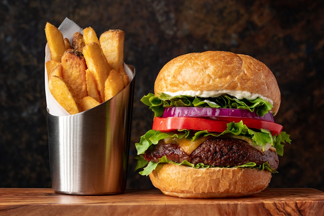 Cum să recunoști un burger proaspăt vs. unul congelat