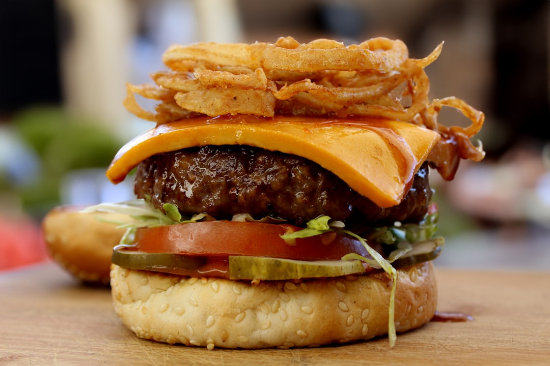 Caramelizarea perfectă a cepei pentru burger
