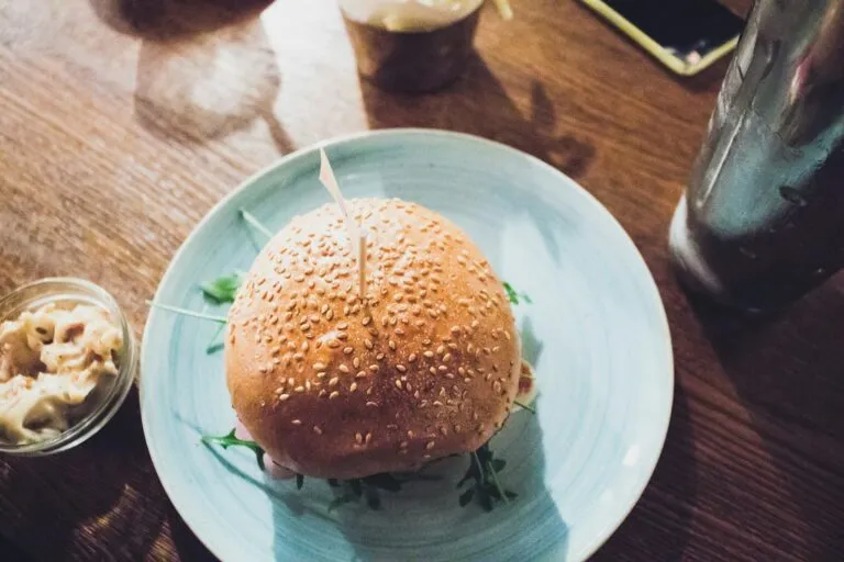 Greșeli frecvente când vine vorba de burgerii făcuți acasă Photo homemade burger mistakes